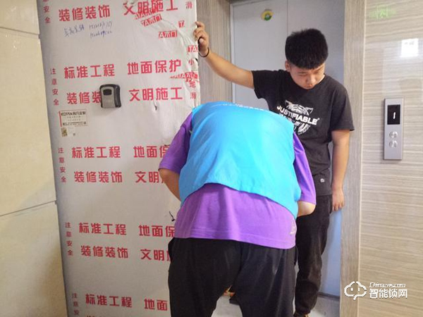 自帶貓眼遠程監(jiān)控于一體：小益X6智能鎖