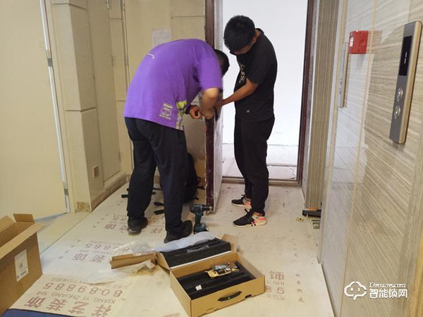 自帶貓眼遠程監(jiān)控于一體：小益X6智能鎖