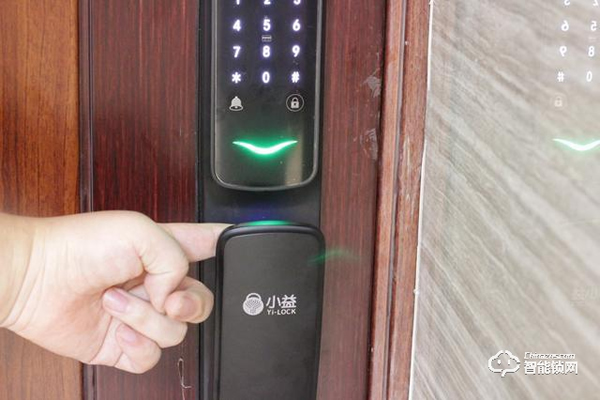 自帶貓眼遠程監(jiān)控于一體：小益X6智能鎖