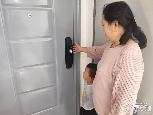 拒絕花里胡哨，德施曼小嘀Q3H智能指紋鎖體驗