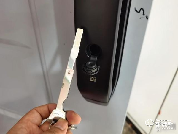 拒絕花里胡哨，德施曼小嘀Q3H智能指紋鎖體驗
