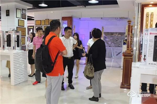 中國(guó)智能鎖行業(yè)考察行之走進(jìn)櫻花指紋鎖