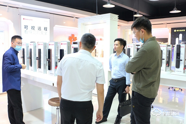 天譽置業(yè)地產(chǎn)領(lǐng)導(dǎo)一行蒞臨櫻花智能鎖考察交流