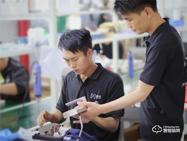 楊格鎖業(yè)酒店鎖上海酒店展大放異彩，宣告酒店入住“看臉時(shí)代”到來