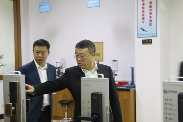 溫州甌海區(qū)領導一行人蒞臨琨山智能鎖生產(chǎn)工廠參觀指導