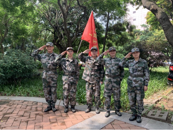 楊格鎖業(yè) 穿上軍裝的他們，英姿颯爽