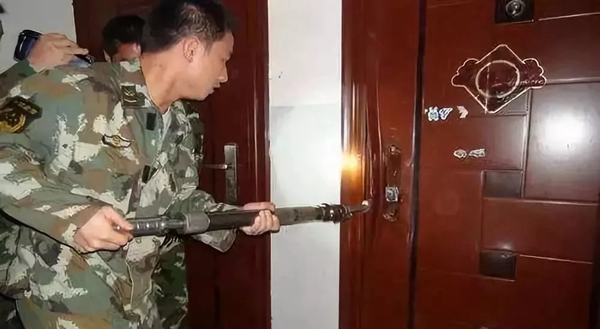 頂吉智能鎖：安裝智能門鎖時(shí)天地鉤到底需不需要拆除？