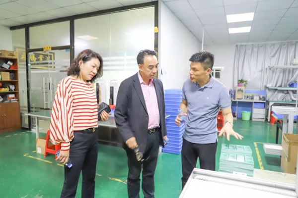 粵港澳大灣區(qū)企業(yè)家總商會蒞臨皇家金盾智能鎖參觀_1