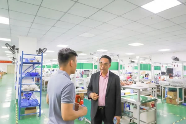 粵港澳大灣區(qū)企業(yè)家總商會蒞臨皇家金盾智能鎖參觀_2