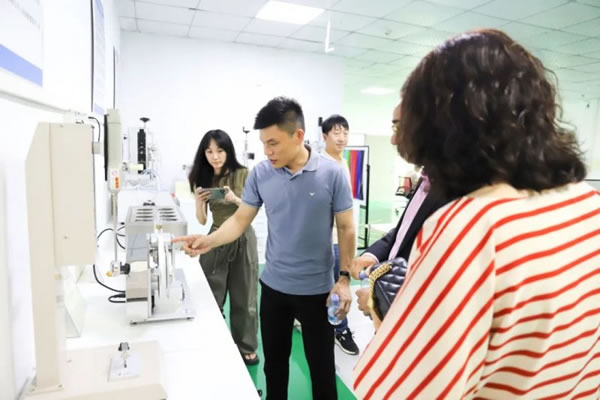 粵港澳大灣區(qū)企業(yè)家總商會蒞臨皇家金盾智能鎖參觀_3