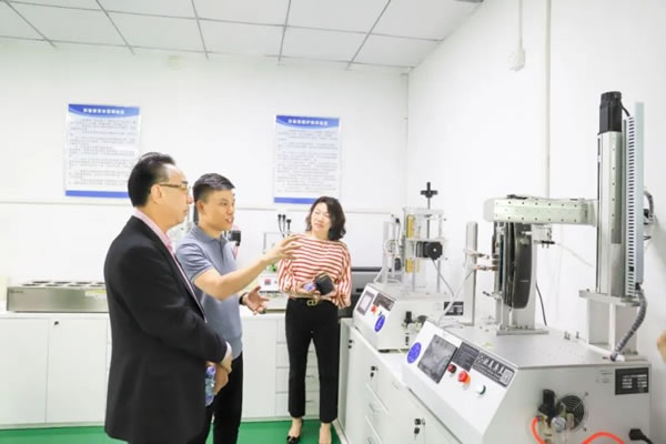 粵港澳大灣區(qū)企業(yè)家總商會蒞臨皇家金盾智能鎖參觀_4