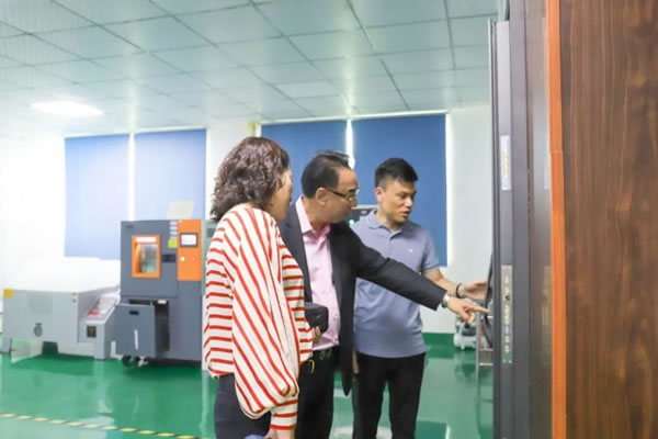 粵港澳大灣區(qū)企業(yè)家總商會蒞臨皇家金盾智能鎖參觀_5