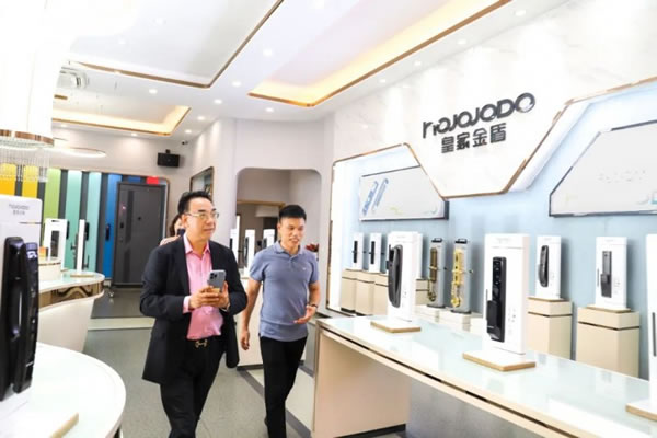 粵港澳大灣區(qū)企業(yè)家總商會蒞臨皇家金盾智能鎖參觀_7