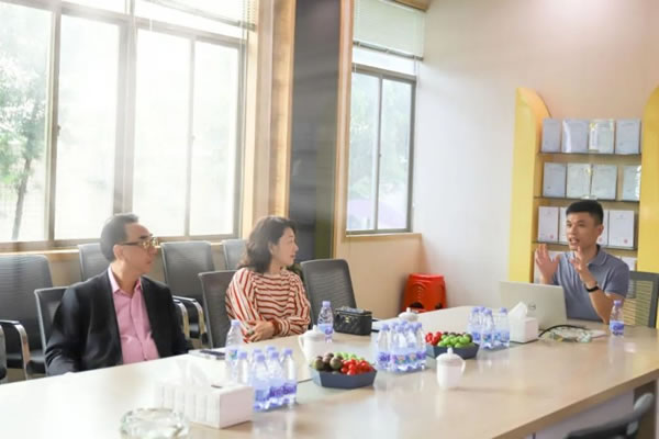 粵港澳大灣區(qū)企業(yè)家總商會蒞臨皇家金盾智能鎖參觀_8