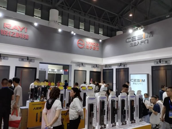 成都建博會開幕第一天，皇家金盾智能鎖成為人氣王_4
