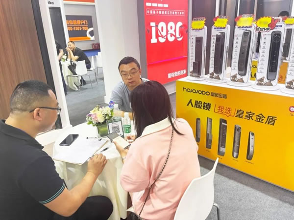 成都建博會開幕第一天，皇家金盾智能鎖成為人氣王_5