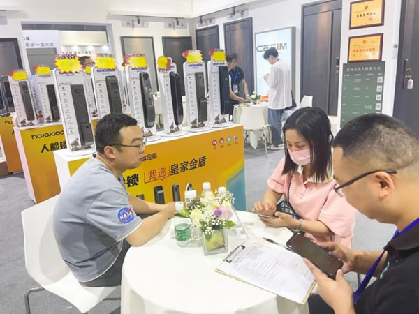 成都建博會開幕第一天，皇家金盾智能鎖成為人氣王_7