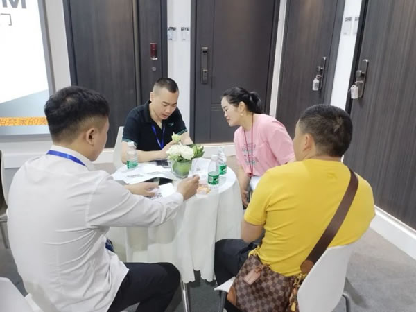 成都建博會開幕第一天，皇家金盾智能鎖成為人氣王_8