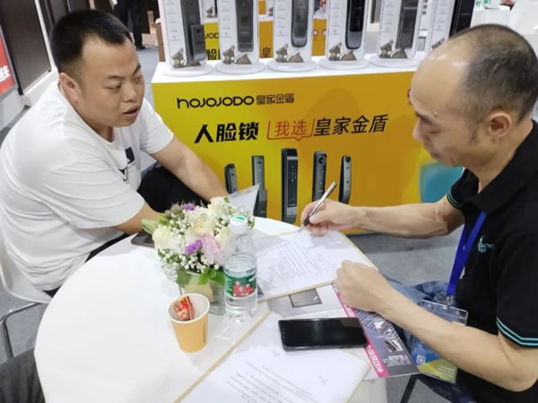 成都建博會開幕第一天，皇家金盾智能鎖成為人氣王_10