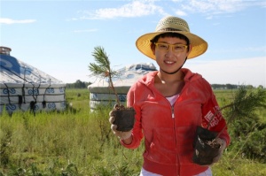 百德帶領(lǐng)大家伙植樹(shù)