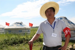 百德帶領(lǐng)大家伙植樹(shù)