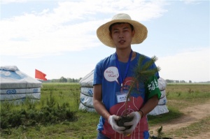 百德帶領(lǐng)大家伙植樹(shù)